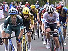 Simon Yates (vlevo) v zeleném dresu bhem druhé etapy Tour de France