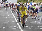 Adam Yates ve lutém dresu, který mu zstane i po druhé etap Tour de France