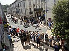 Fanouci sledují jezdce bhem osmé etapy Tour de France
