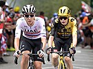 Tadej Pogaar (vlevo) po boku Jonase Vingegaarda bhem první etapy Tour de...