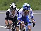 Dvojata Adam (vlevo) a Simon Yatesovi bhem první etapy Tour de France v Bilbau