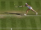 Belinda Bencicová se natahuje po balonku v osmifinále Wimbledonu proti...