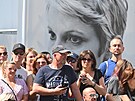 Diváci ekají ped velkým plakátem Daniely Koláové (6. ervence 2023)