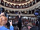 Hereka Daniela Koláová pózuje v zaplnném Mstském divadle v Karlových Varech...