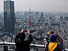 Turisté si fotografují centrum Tokia i s dokonovaným mrakodrapem Azabudai...