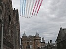Pelet Red Arrows pes palác Holyroodhouse po skonení skotské korunovace krále...