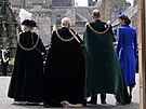 Královna Camilla, král Karel III., princ William a  princezna Kate ped palácem...