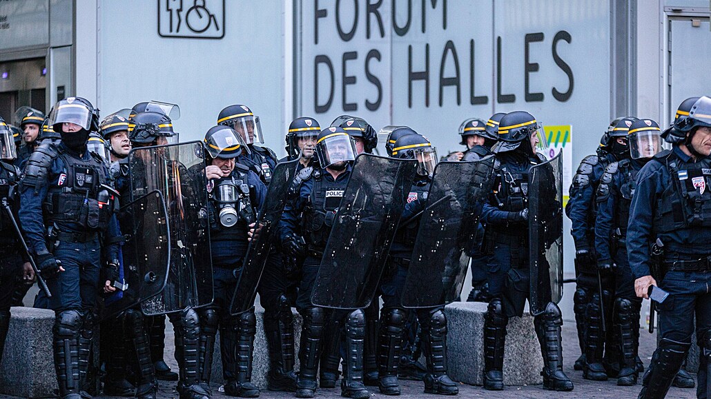 Francouzská policie zasahuje na demonstraci v Pa�í�i. (30. �ervna 2023)