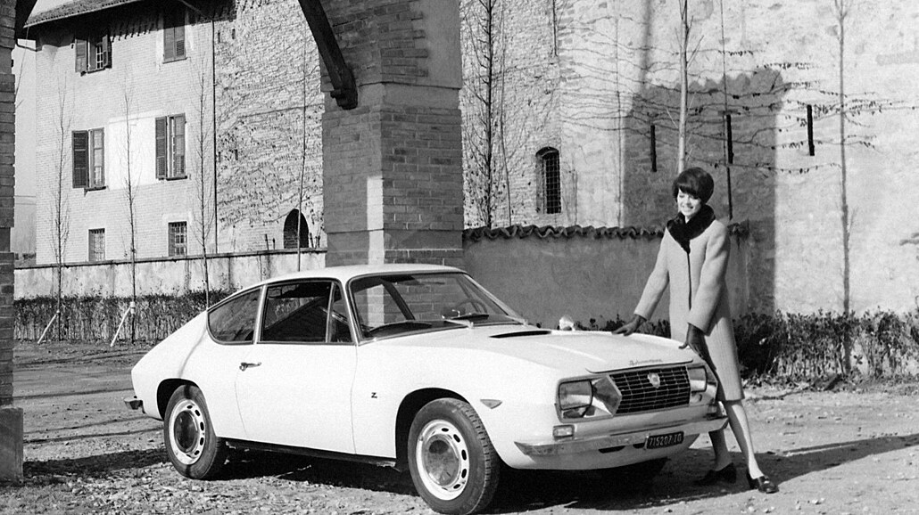 I teppisti in Francia hanno rubato la splendida coupé italiana, l’esotica Lancia