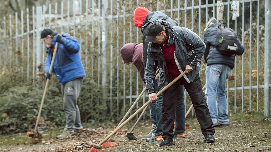 U� skoro rok pomáhají bezdomovci s úklidem teplických ulic. Za dv� hodiny práce...