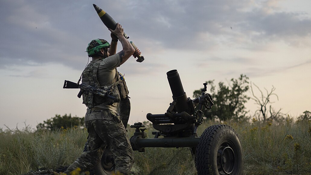 Ukrajinský voják 3. útoné brigády pálí ze 122mm minometu na ruské pozice na...