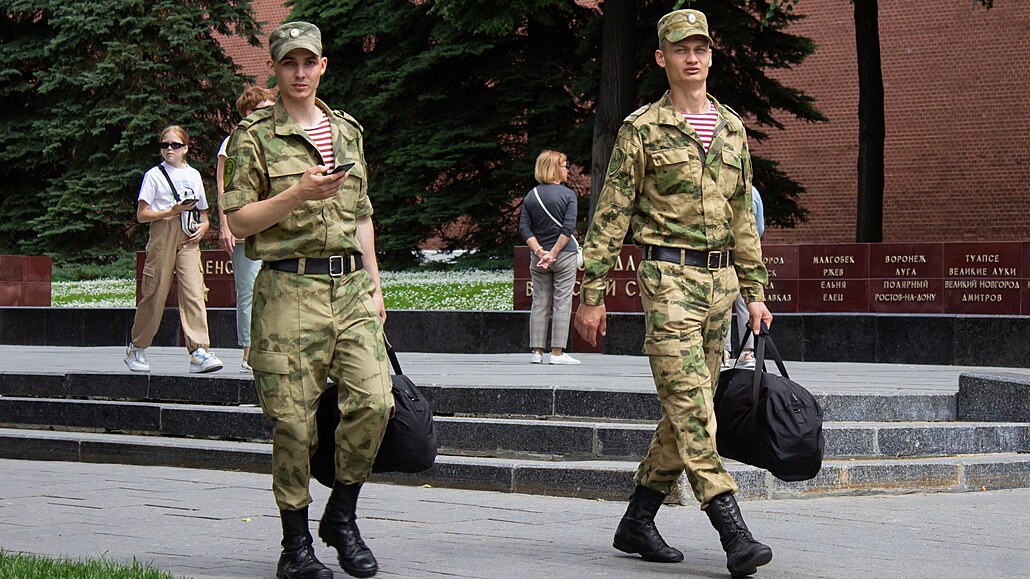 Rutí vojáci procházející se ped Kremlem (2023)