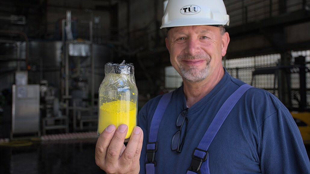Pavel Jirásko z Diama ukazuje sklenici s uranem