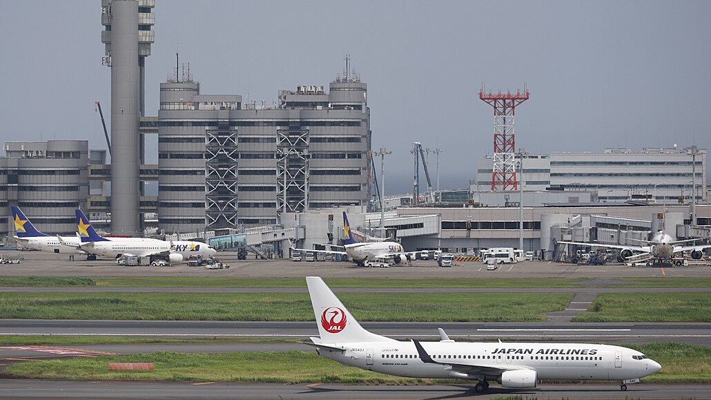 Letoun aerolinek Japan Airlines na tokijském letiti Haneda (28. ervna 2023)