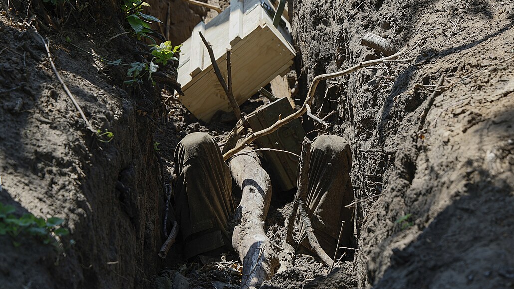 Tlo mrtvého ruského vojáka v zákopu u Bachmutu v Doncké oblasti (4. ervence...