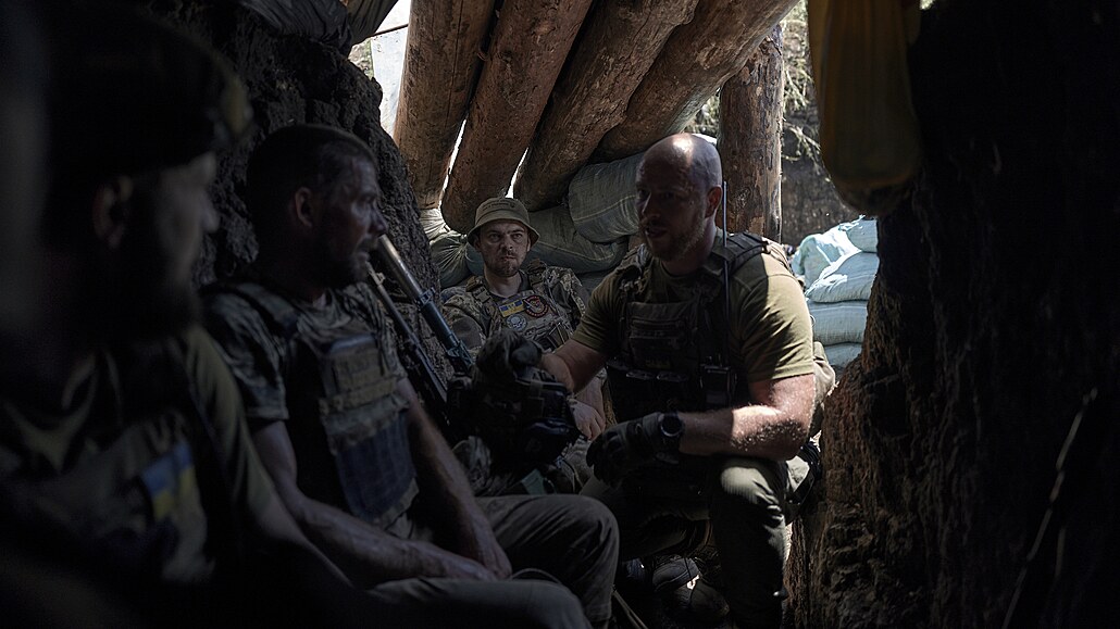 Ukrajintí vojáci v zákopu u Bachmutu v Doncké oblasti (4. ervence 2023)