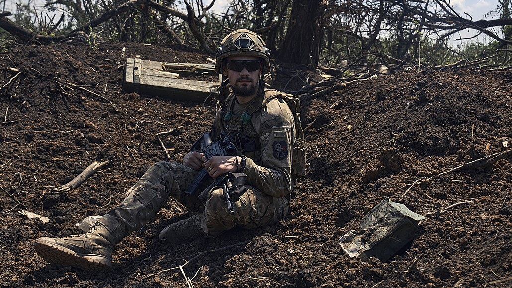 Ukrajinský voják odpoívá u zákopu u Bachmutu v Doncké oblasti. (4. ervence...