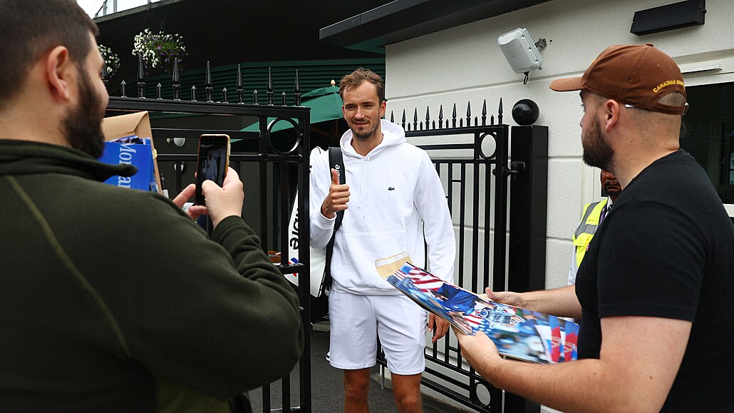 Ruský tenista Daniil Medvedv je v areálu ve Wimbledonu objektem zájmu lovc...