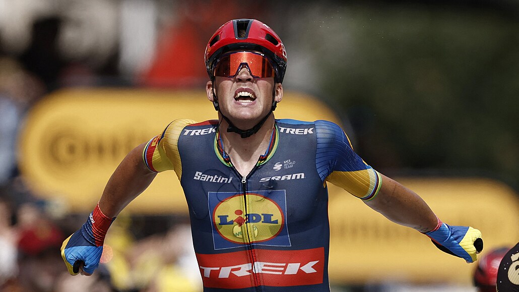 Mads Pedersen oslavuje výhru v osmé etap Tour de France