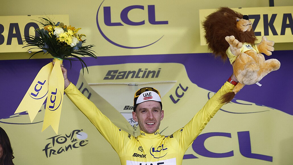 Adam Yates ve lutém dresu po první etap Tour de France v Bilbau
