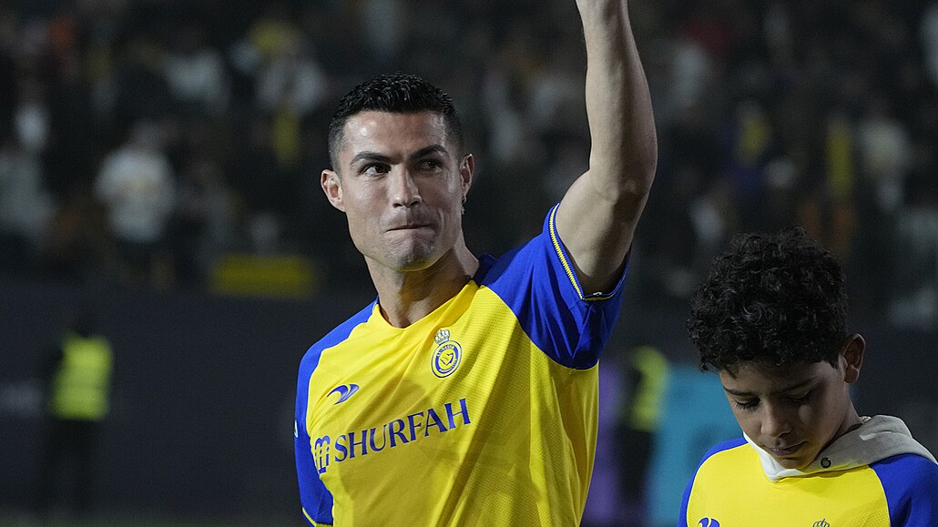 Cristiano Ronaldo po boku svého syna Cristiana juniora mává fanou�k�m an-Nasru.