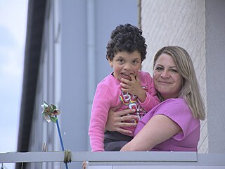 Tina a Jana. Matka je na postienou dceru sama, protoe je manel opustil.