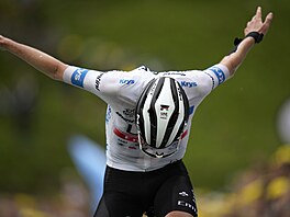 Slovinský cyklista Tadej Pogaar (UAE) se klaní. Práv zvítzil v esté etap...