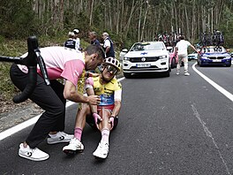 Richard Carapaz po pádu bhem první etapy Tour de France