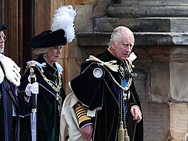 Královna Camilla a král Karel III. pi odchodu z paláce Holyroodhouse...