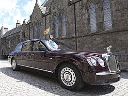 Král Karel III. a královna Camilla bhem cesty z paláce Holyroodhouse do...