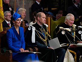 Princezna Kate, princ William a král Karel III. na skotské korunovaci...