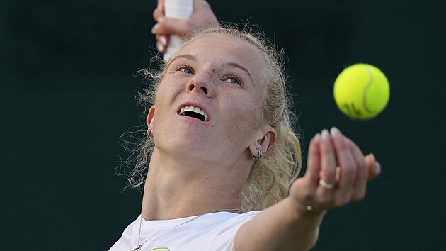 Kateina Siniaková servíruje v prvním kole Wimbledonu.