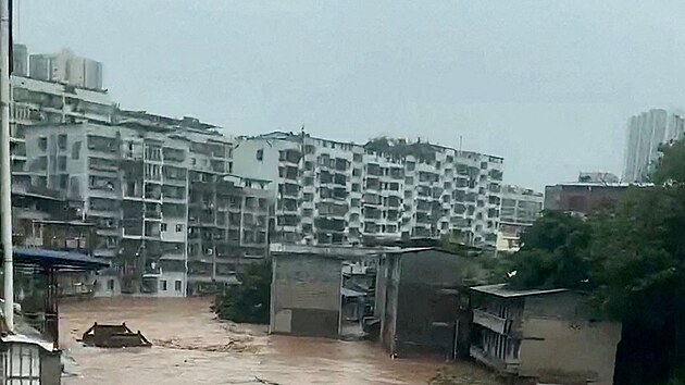 Pohled na oblast zaplavenou povodnmi v nskm chung-chingu. (4. ervence 2023)