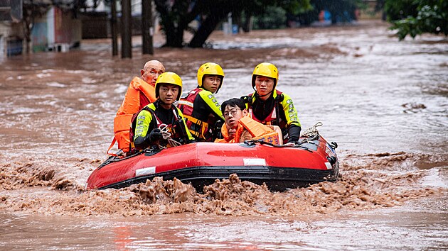 Z�chran��i evakuuj� obyvatele po siln�ch de�t�ch v ��nsk�m okrese Wan-�ou. (4. �ervence 2023)