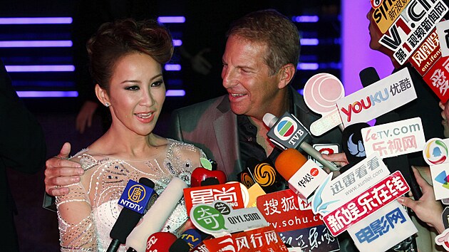 Zp�va�ka Coco Lee s man�elem, kanadsk�m podnikatelem Brucem Rockowitzem. Sn�mek ze svatebn�ho banketu v roce 2011.