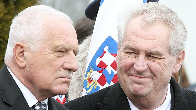 Vclav Klaus a Milo Zeman s manelkami uctili pamtku T. G. Masaryka u jeho hrobu v Lnech. (7. bezna 2013)