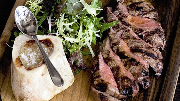 Hovz steak se salsou verde a grilovan morkov kost