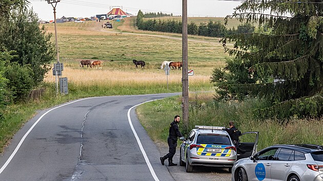 Policejn hldka na konci obce Strnsk monitorovala situaci. (8. ervence 2023)