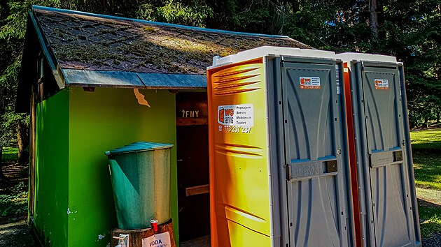 Volary, 29.6.2023, kemp, soumarsk� most, tepl� vltava, vod�ci, kempink, �umava, l�to, pr�zdniny, test kemp�. U vod�k� a u nen�ro�n�ch kempa�� vyzn�vaj�c�ch p��rodn� styl kempov�n� je obl�ben� are�l Soumarsk� most u Tepl� Vltavy u Volar na Prachaticku. Foto: Petr Lund�k, MAFRA