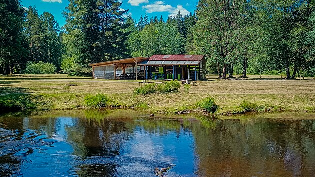 U vod�k� a u nen�ro�n�ch kempa�� vyzn�vaj�c�ch p��rodn� styl kempov�n� je obl�ben� are�l Soumarsk� most u Tepl� Vltavy u Volar na Prachaticku.. (29. �ervna 2023)