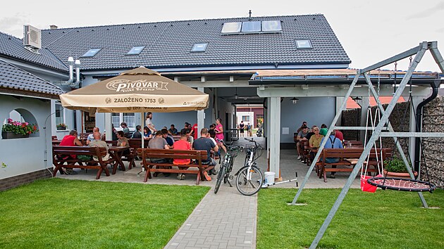 Do restaurace U Se�k��� v Moravsk� Nov� Vsi se hned po znovuotev�en� nahrnuli zv�dav� host�.