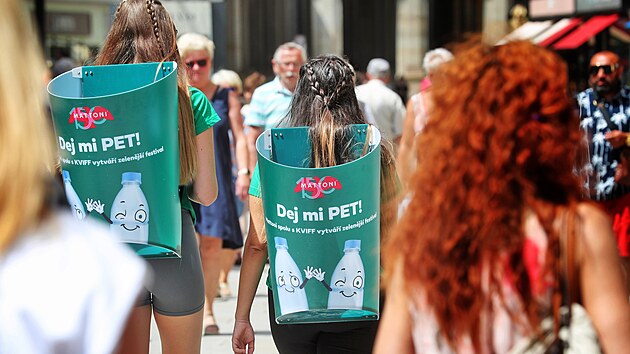 V centru Karlovch Var se po dobu filmovho festivalu pohybuj Lovci PETek, psob jako podpora pro zptn odbr PET lahv a npojovch plechovek do zlohomat.
