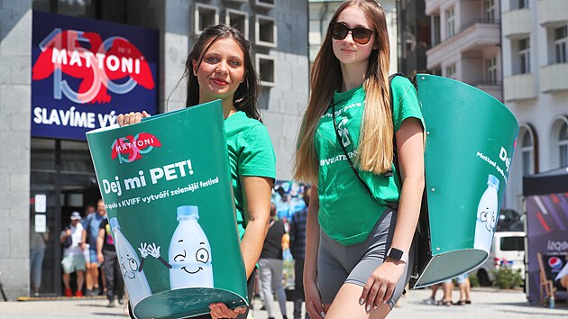 V centru Karlovch Var se po dobu filmovho festivalu pohybuj Lovci PETek, psob jako podpora pro zptn odbr PET lahv a npojovch plechovek do zlohomat.