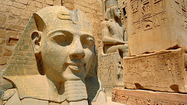 Fragment sochy faraona Ramsese II. v Luxorském chrámu v Egypt.