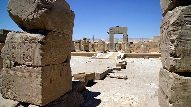 Vchod do chrmu Ramsese II. v Abydosu.