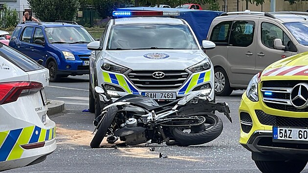 P�i sr�ce osobn�ho auta a motocyklu v Praze na Proseku zem�el motocyklista. Z�chran���m se jej nepoda�ilo resuscitovat. (3. �ervence 2023)