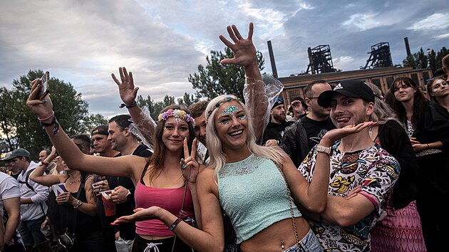 Mezi fanou�ky vl�dla dobr� n�lada, p�esto�e start festivalu zkomplikoval vydatn� d隝. (5. �ervence 2023)