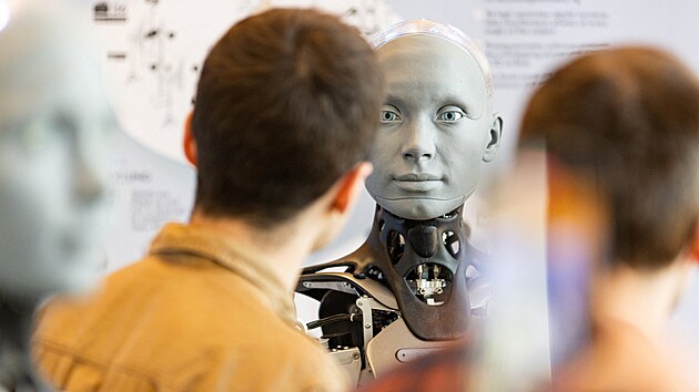 Robot Rmeca na debat s novini, kterou zorganizovala Mezinrodn telekomunikan unie (ITU) v enev.