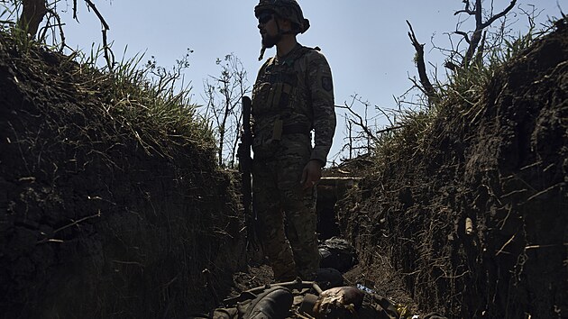 Ukrajinsk vojk obhl dobyt zkop s mrtvmi Rusy u Bachmutu v Donck oblasti. (4. ervence 2023)