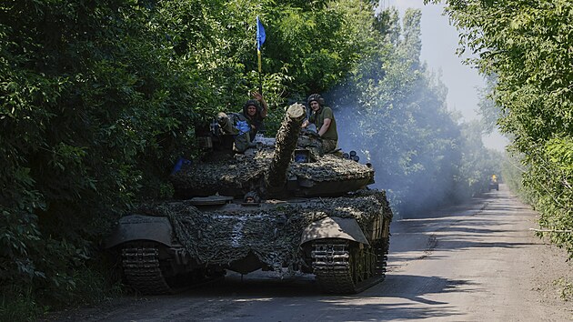 Ukrajinsk T-64 pobl frontov linie u Bachmutu v Donck oblasti (3. ervence 2023)